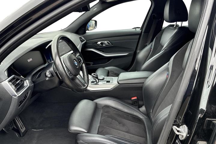 Sort BMW 330i fra 2020