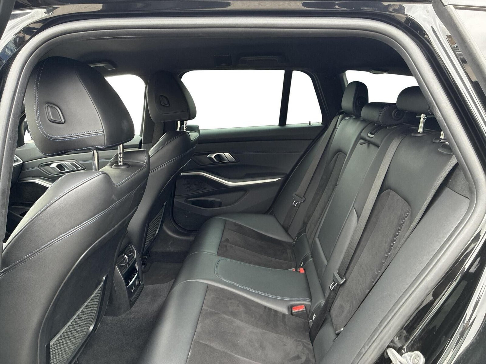 Sort BMW 330i fra 2020