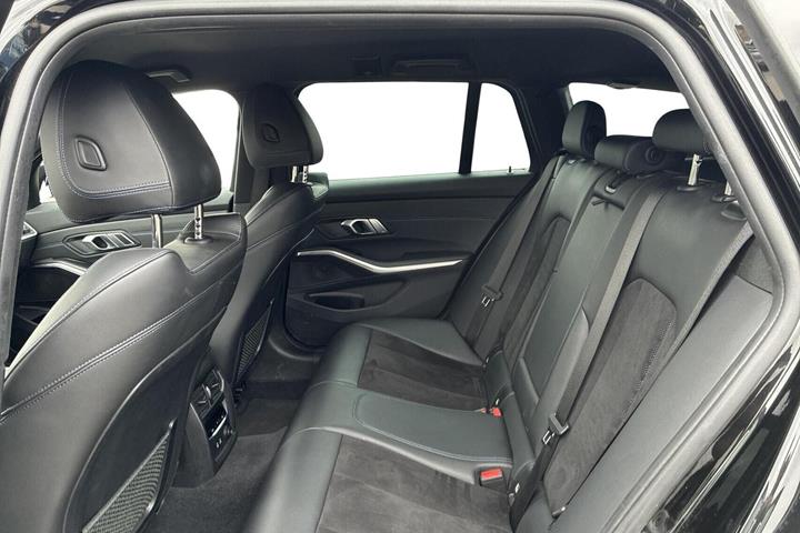 Sort BMW 330i fra 2020