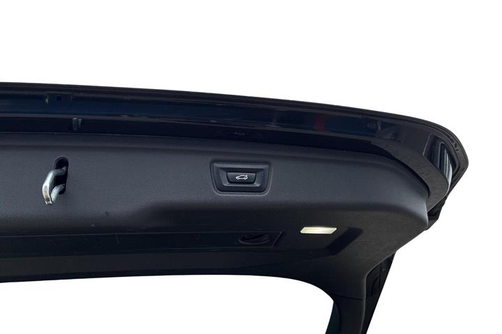 Sort BMW 330i fra 2020