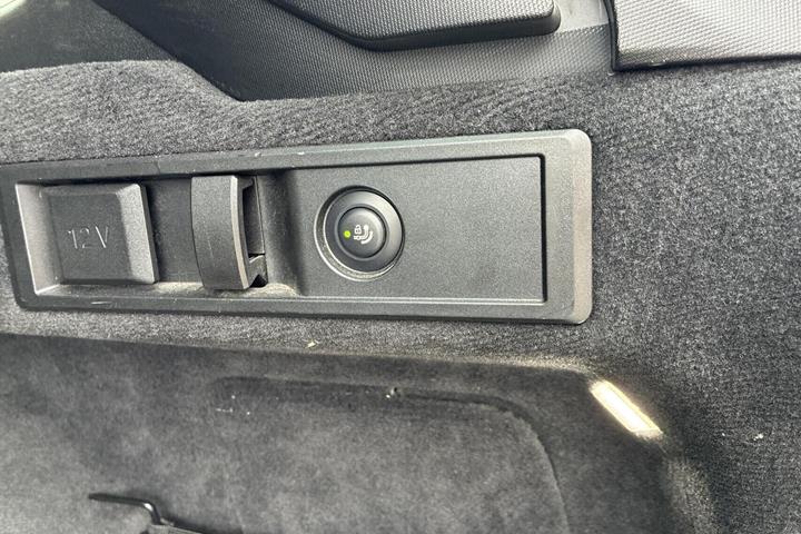 Sort BMW 330i fra 2020