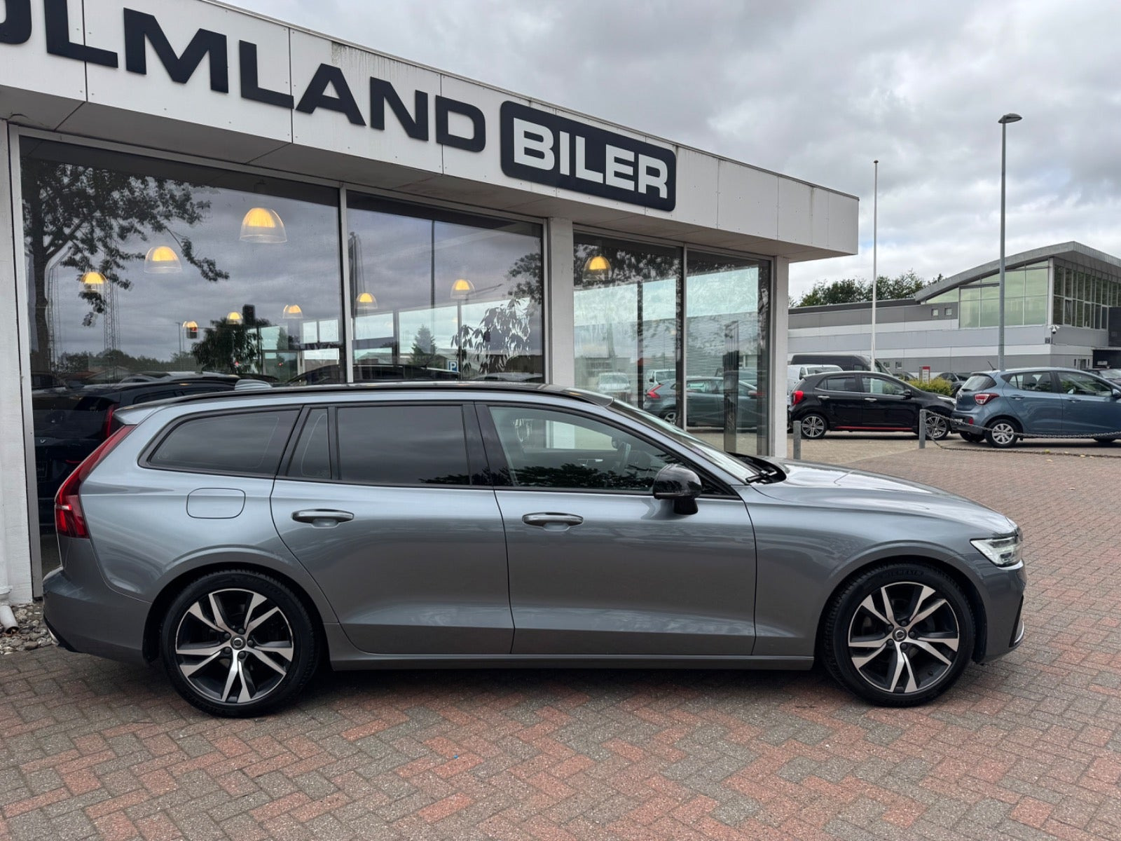 Grå Volvo V60 fra 2019