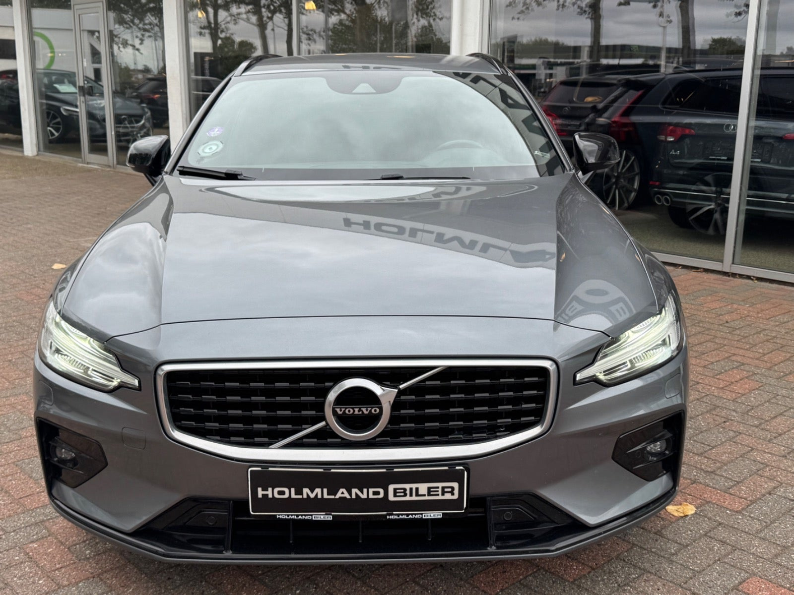 Grå Volvo V60 fra 2019