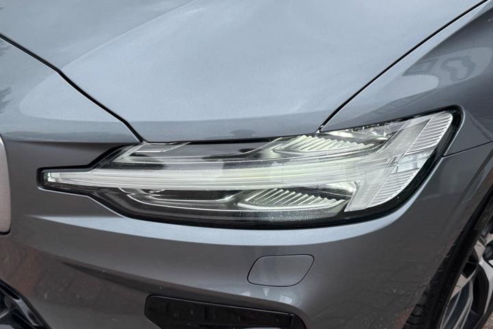 Grå Volvo V60 fra 2019