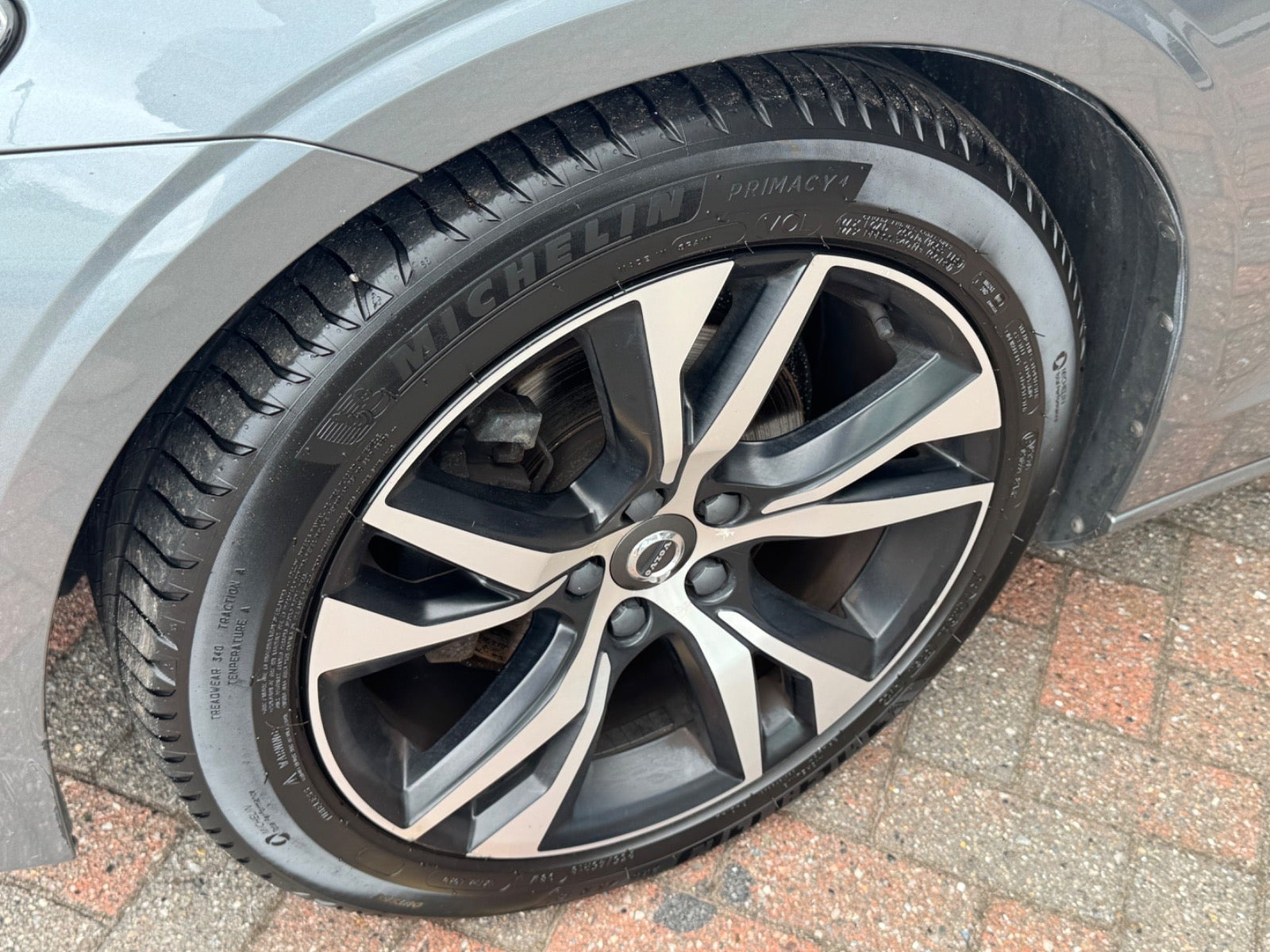 Grå Volvo V60 fra 2019