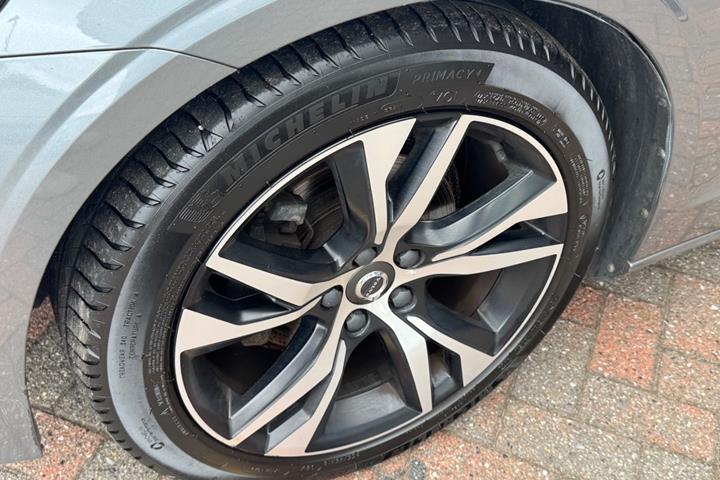Grå Volvo V60 fra 2019