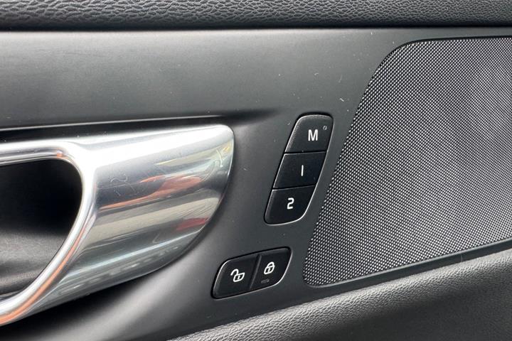 Grå Volvo V60 fra 2019