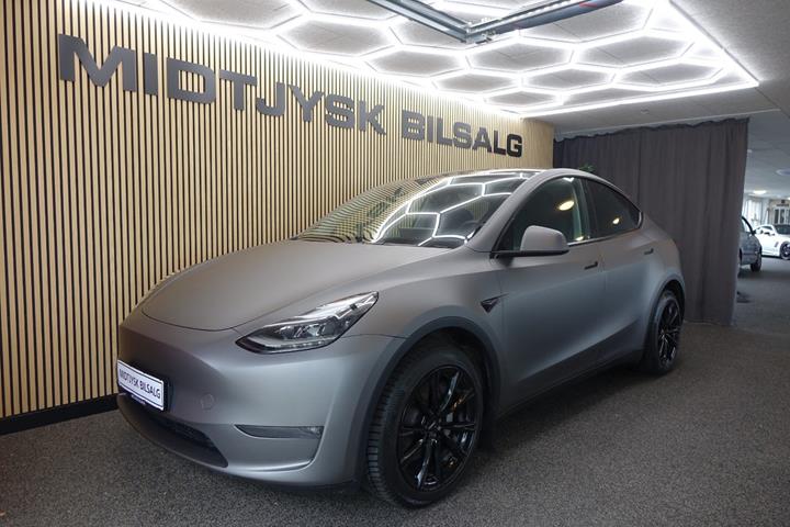 Grå Tesla Model Y fra 2023