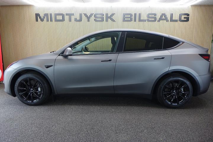 Grå Tesla Model Y fra 2023