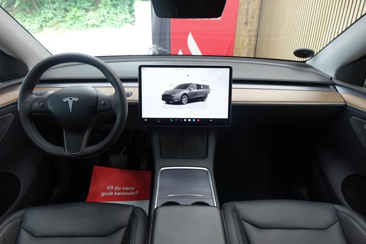 Grå Tesla Model Y fra 2023