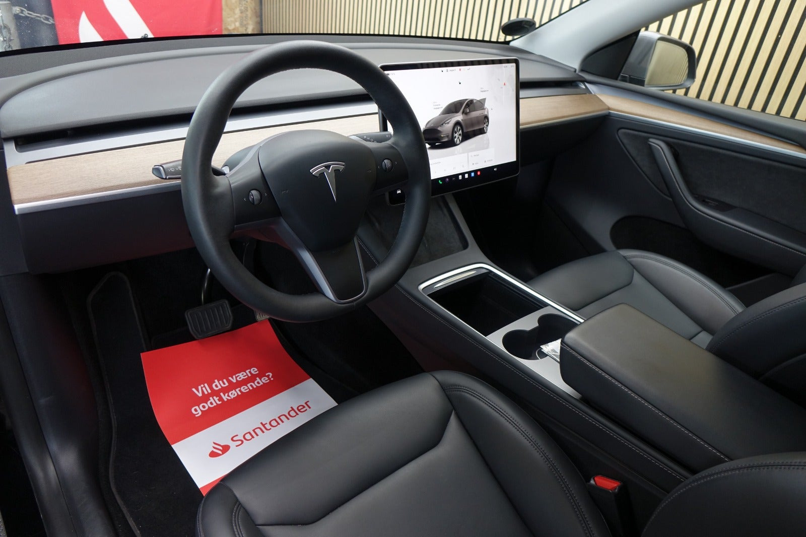 Grå Tesla Model Y fra 2023