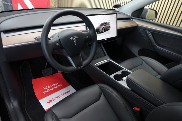Grå Tesla Model Y fra 2023