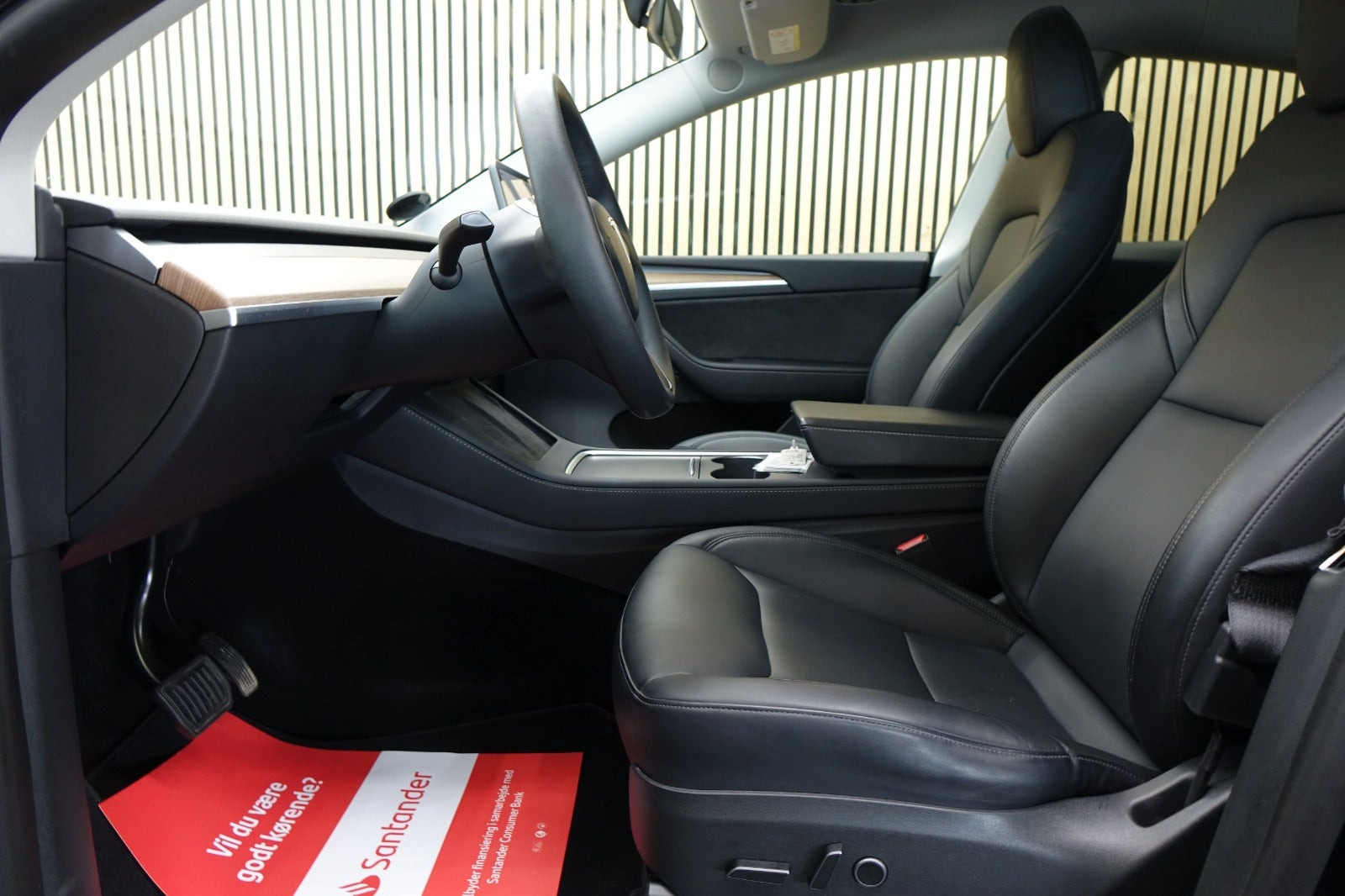 Grå Tesla Model Y fra 2023