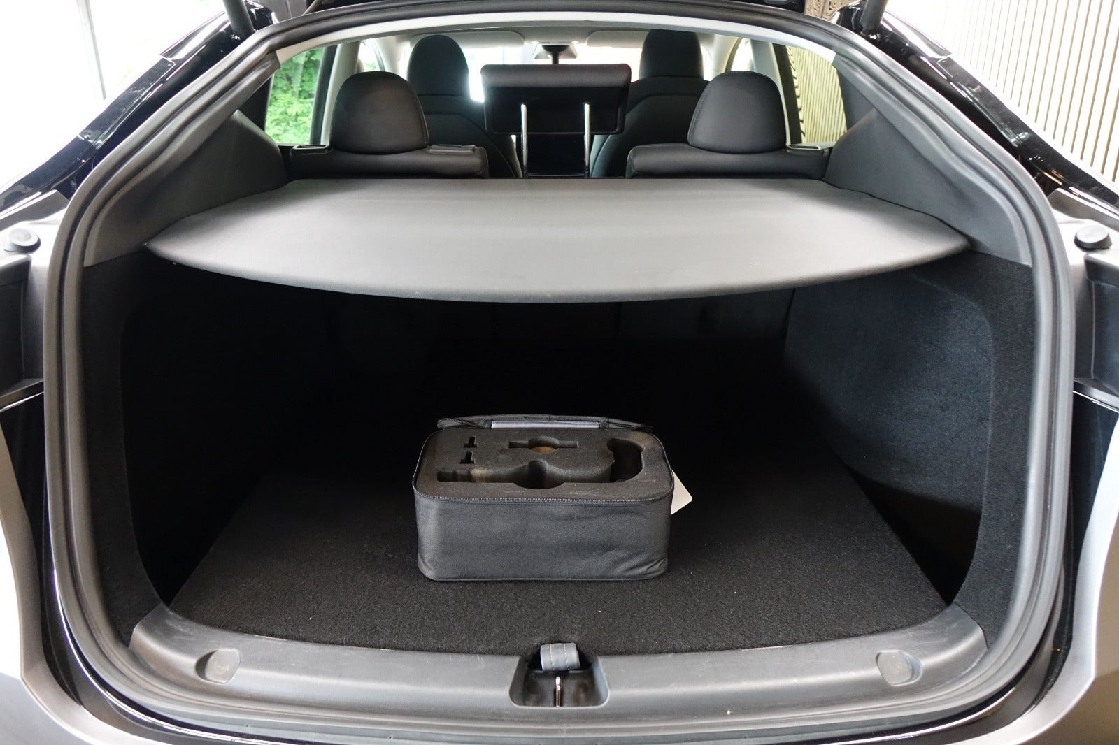 Grå Tesla Model Y fra 2023