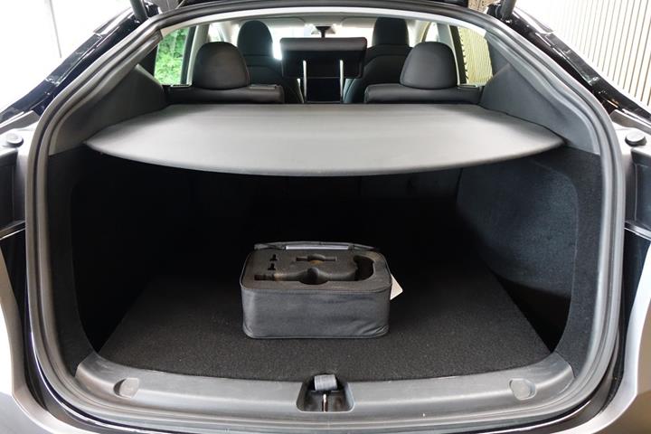 Grå Tesla Model Y fra 2023