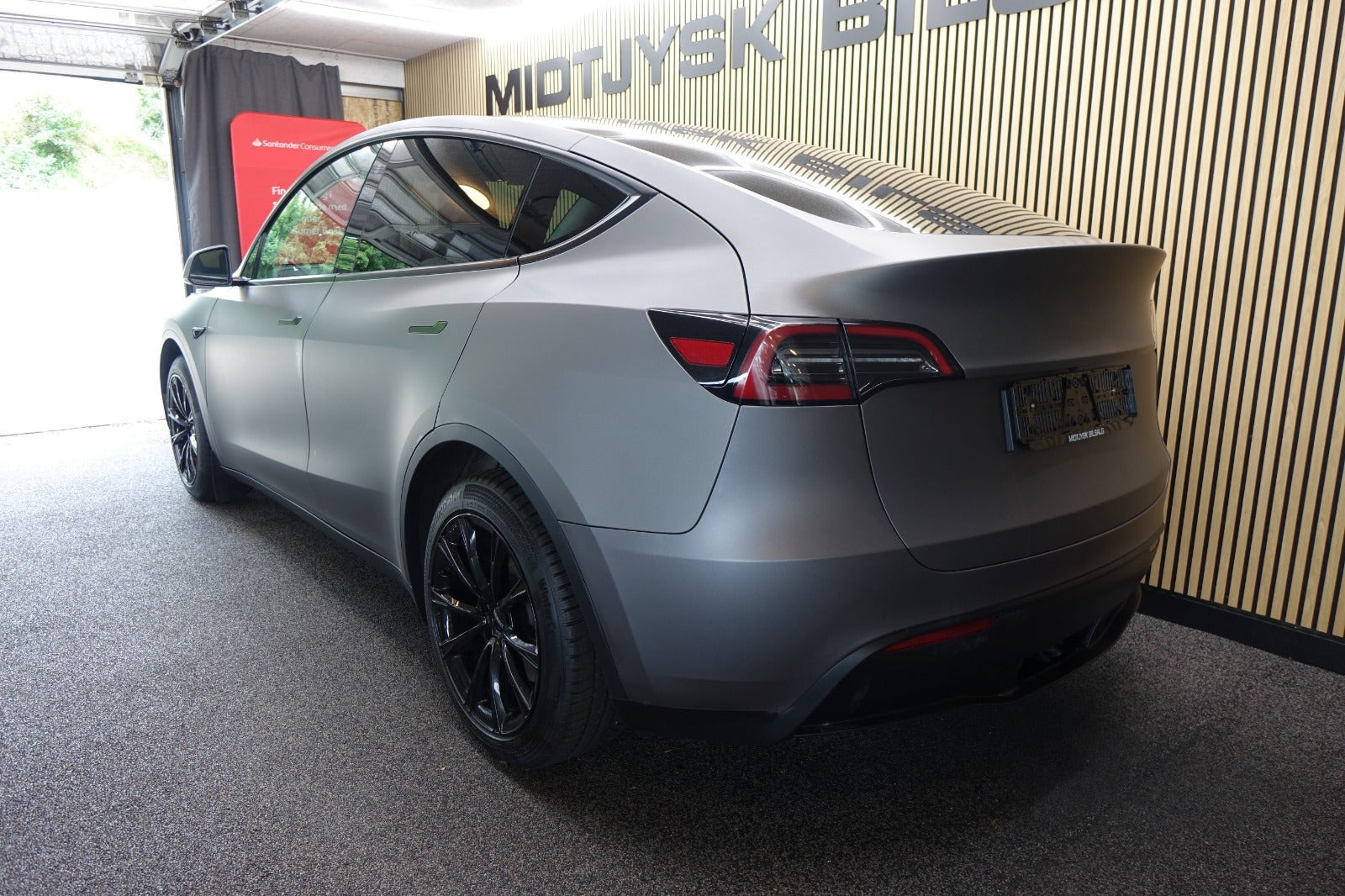 Grå Tesla Model Y fra 2023
