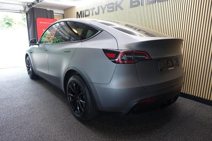 Grå Tesla Model Y fra 2023