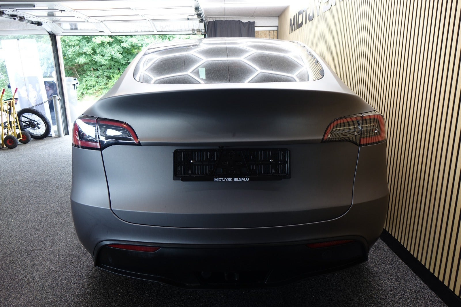 Grå Tesla Model Y fra 2023