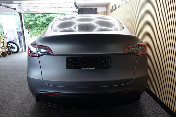 Grå Tesla Model Y fra 2023