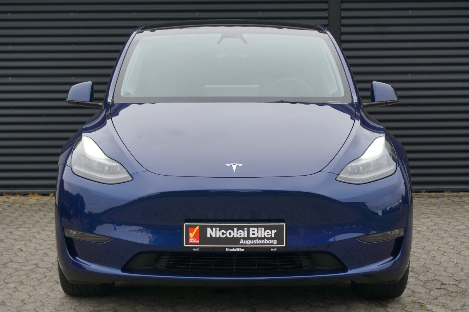 Blå Tesla Model Y fra 2023
