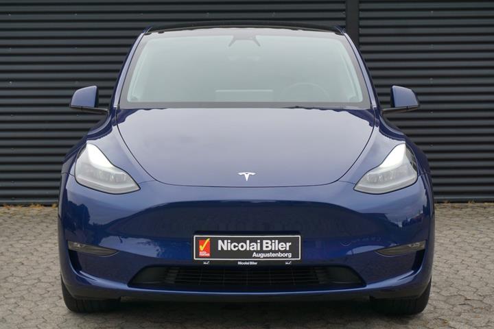 Blå Tesla Model Y fra 2023