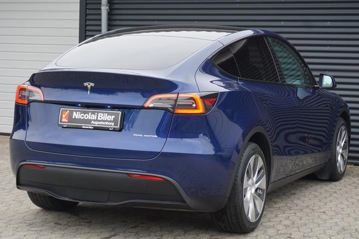 Blå Tesla Model Y fra 2023