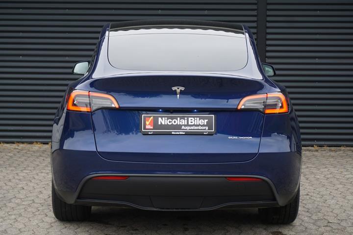 Blå Tesla Model Y fra 2023