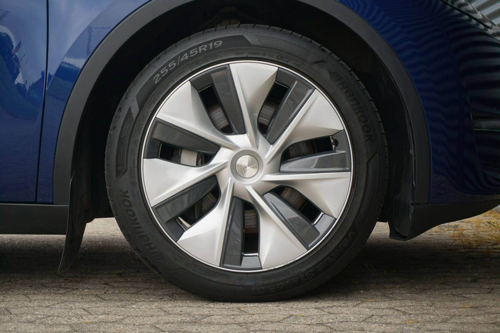 Blå Tesla Model Y fra 2023