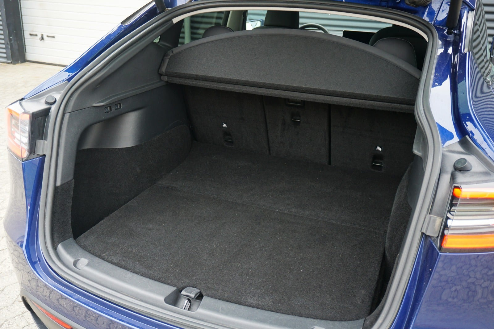 Blå Tesla Model Y fra 2023