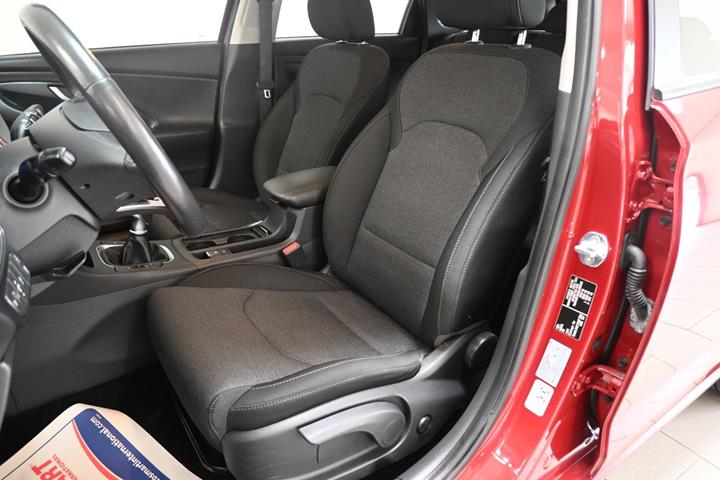 Rød Hyundai i30 fra 2021