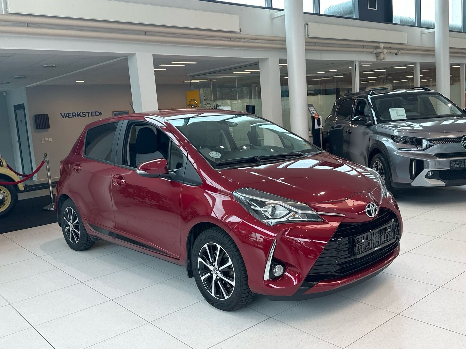 Rød Toyota Yaris fra 2019