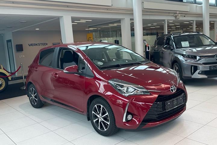 Rød Toyota Yaris fra 2019