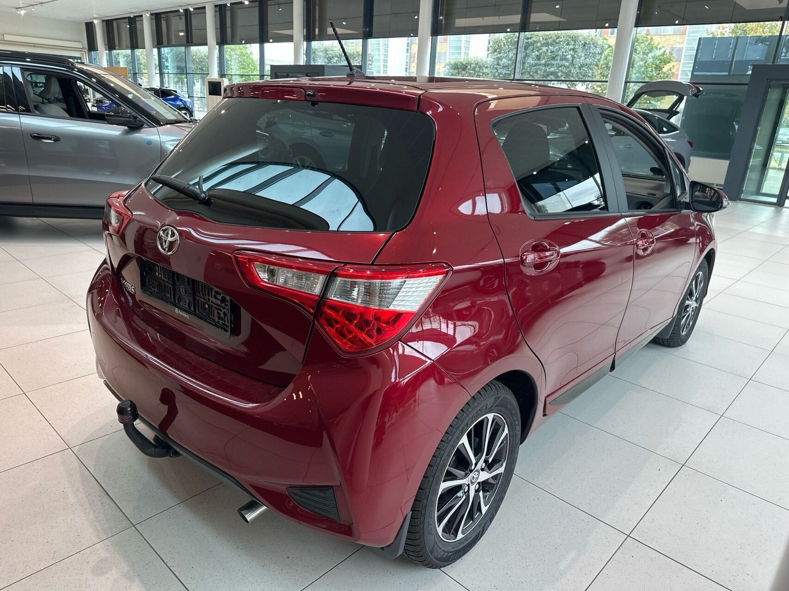 Rød Toyota Yaris fra 2019