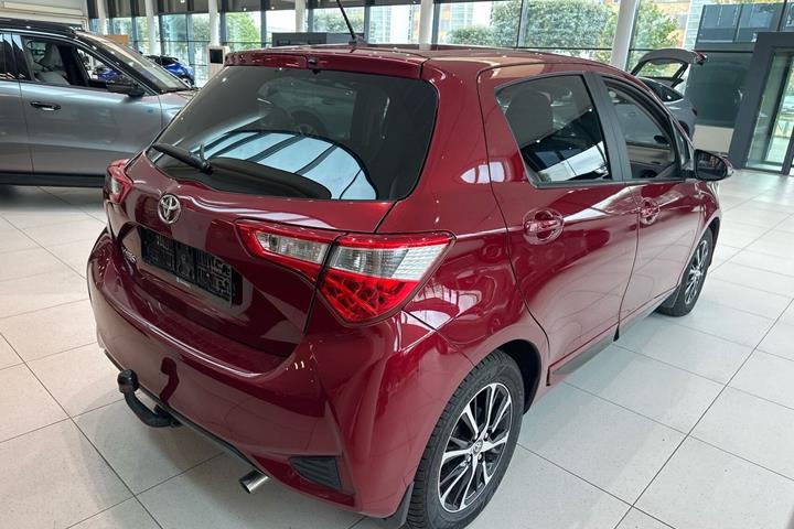 Rød Toyota Yaris fra 2019