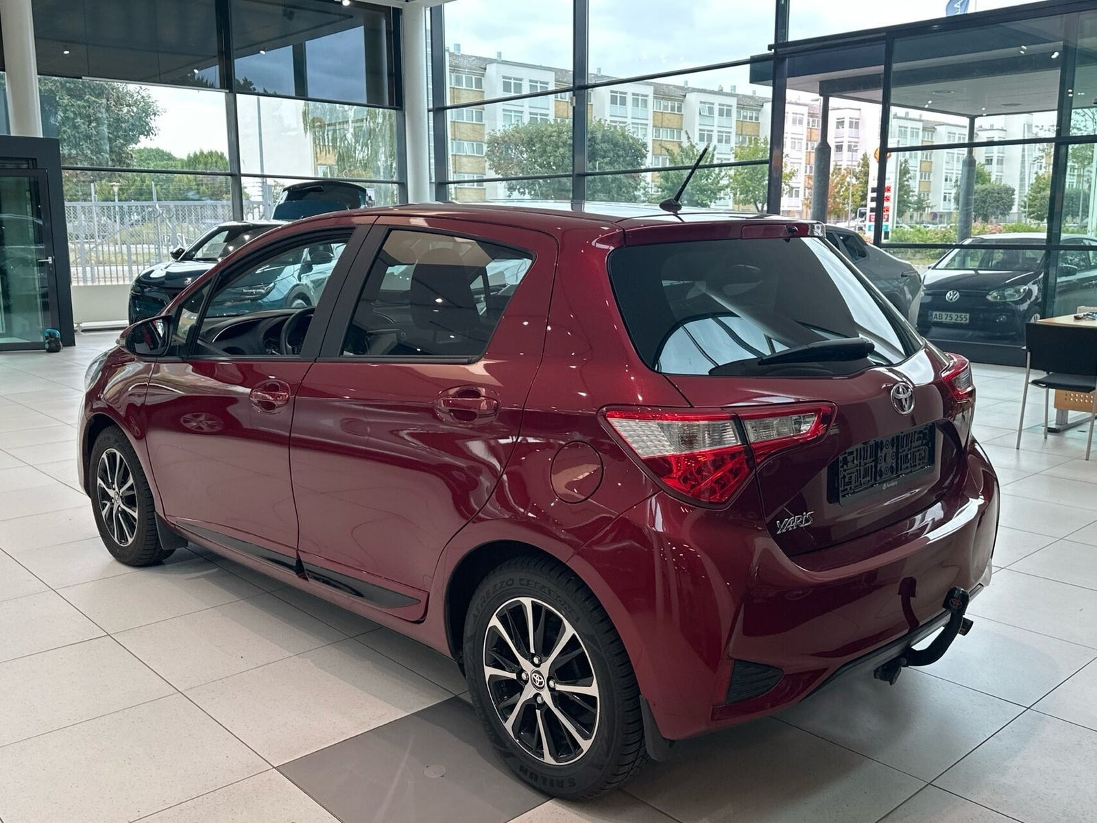 Rød Toyota Yaris fra 2019