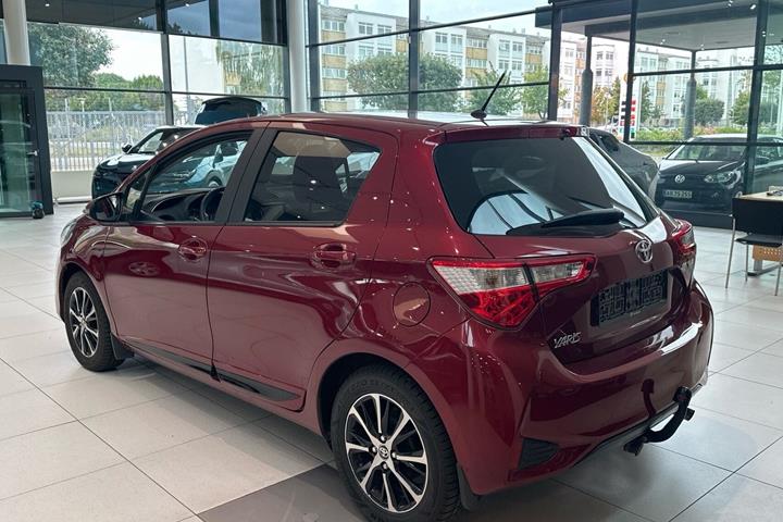 Rød Toyota Yaris fra 2019
