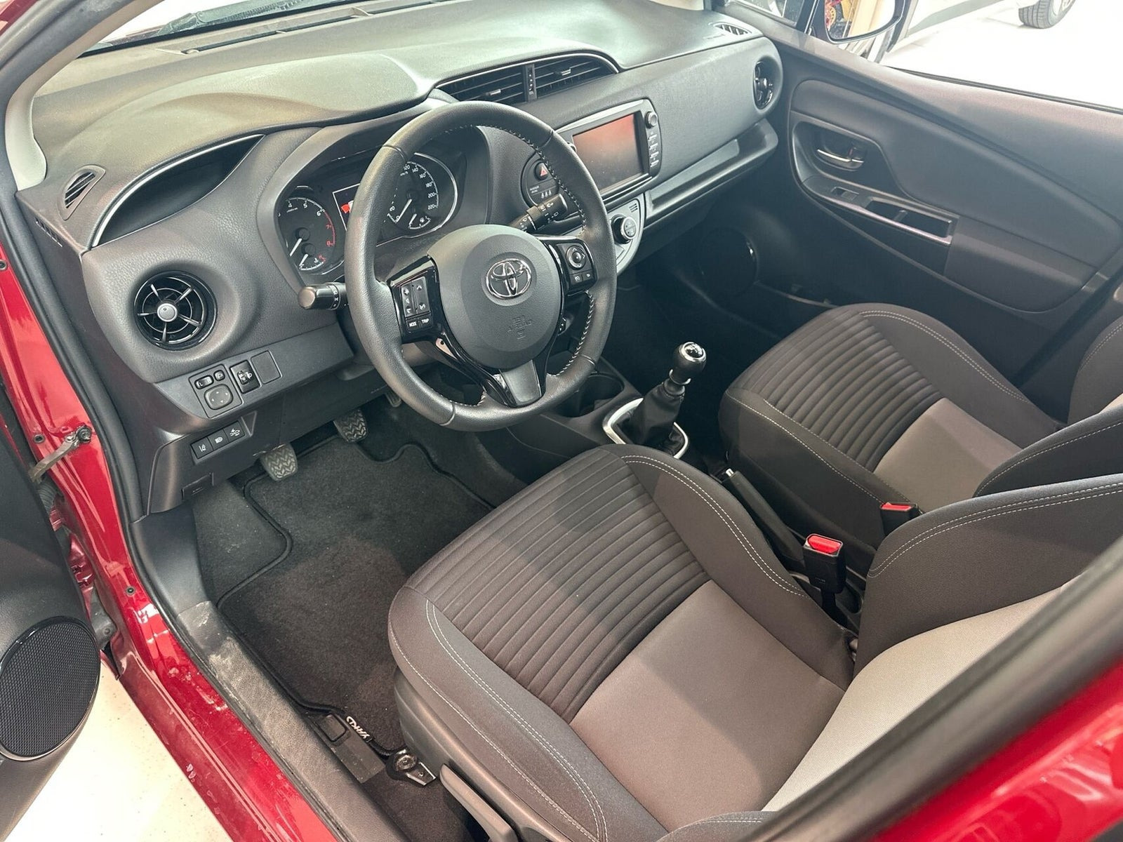 Rød Toyota Yaris fra 2019
