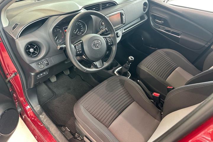 Rød Toyota Yaris fra 2019