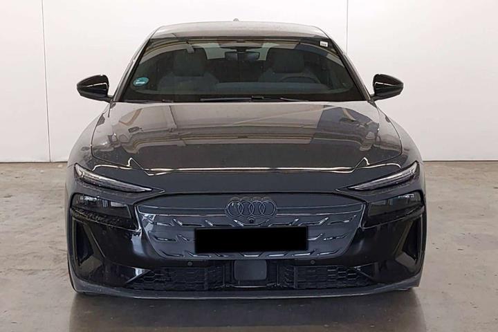 Grå Audi Q6 e-tron fra 2025