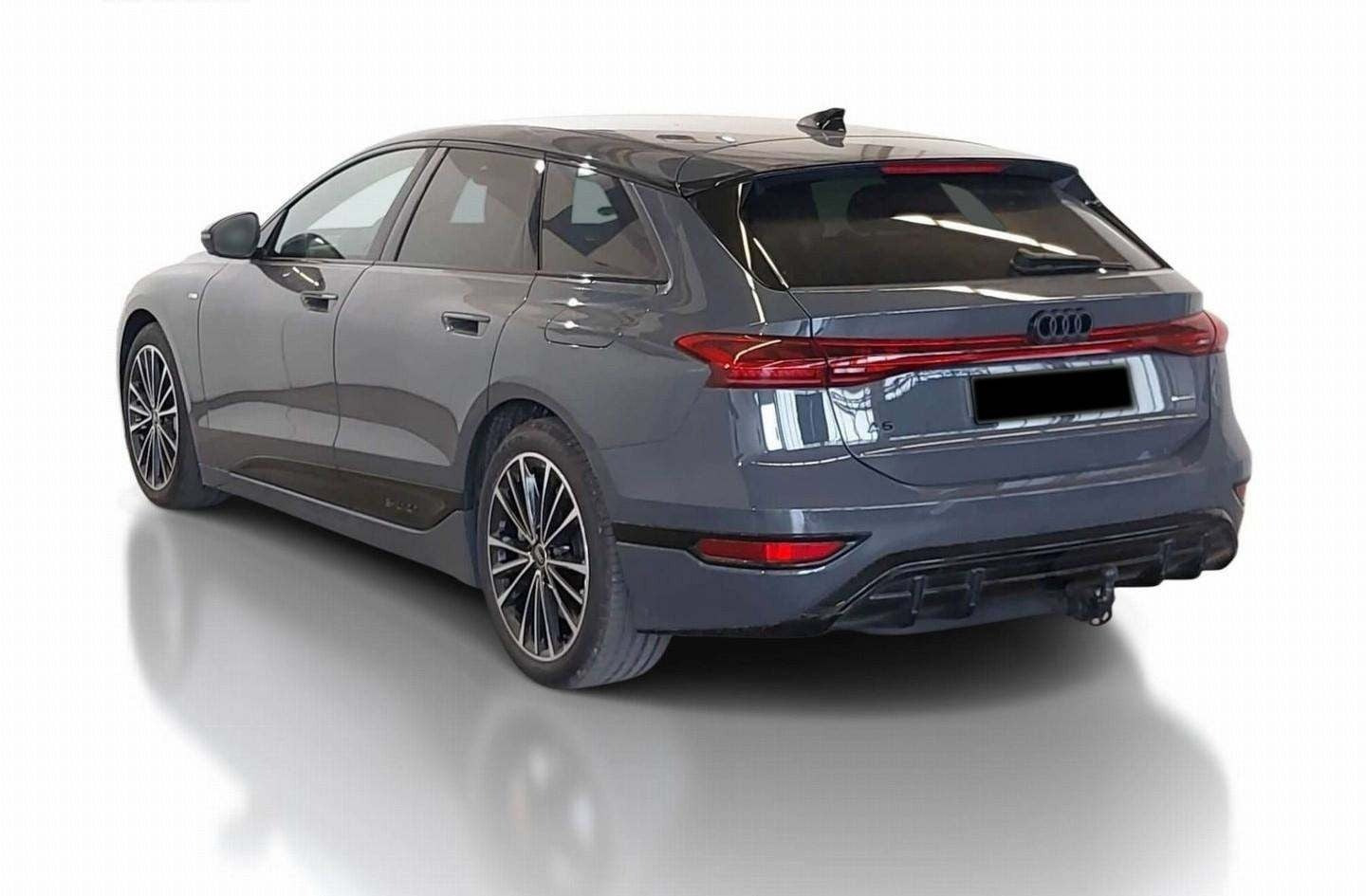 Grå Audi Q6 e-tron fra 2025
