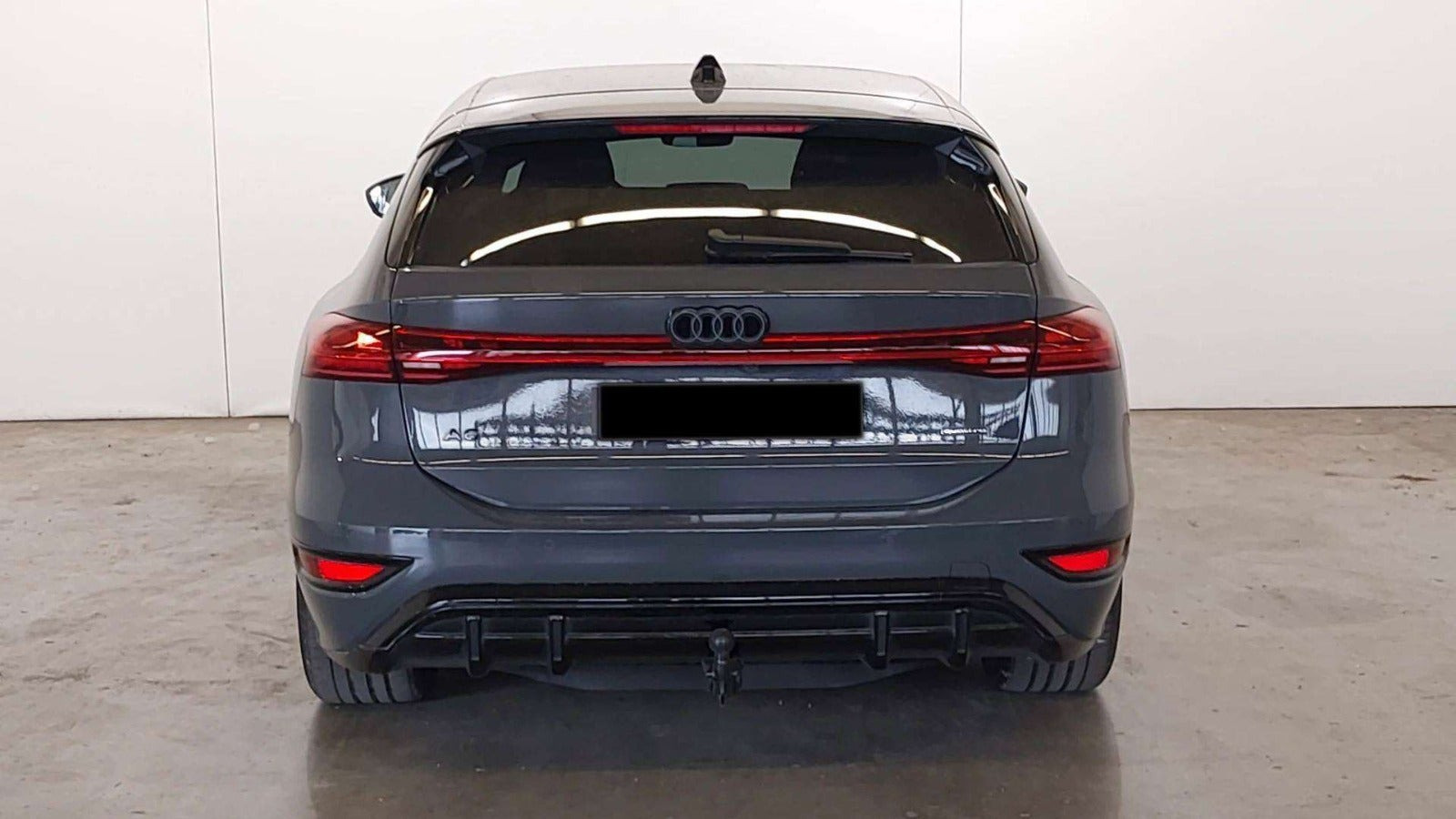 Grå Audi Q6 e-tron fra 2025