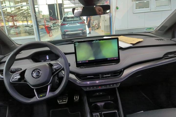 Grå Skoda Enyaq fra 2025