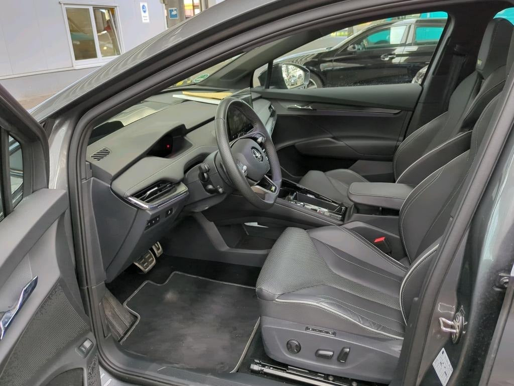Grå Skoda Enyaq fra 2025