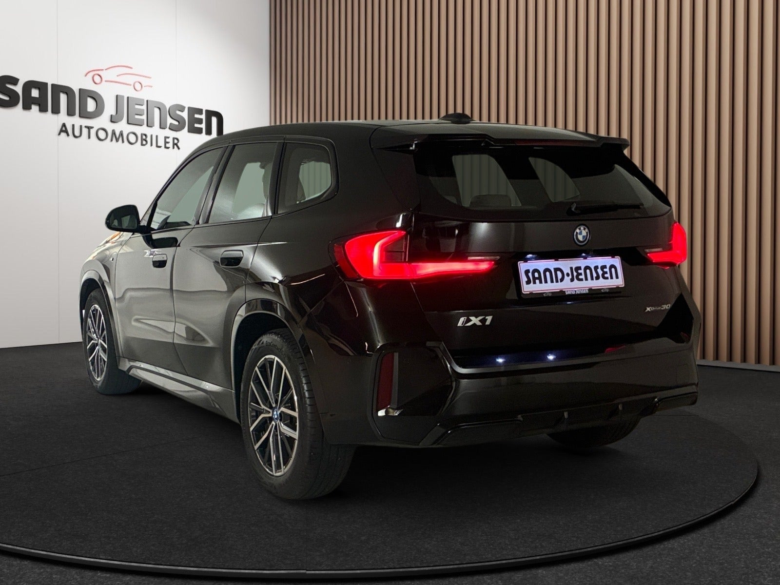 Sort BMW iX1 fra 2024