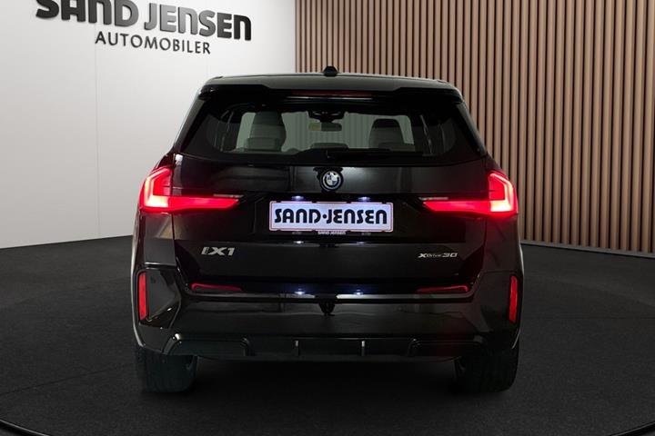 Sort BMW iX1 fra 2024
