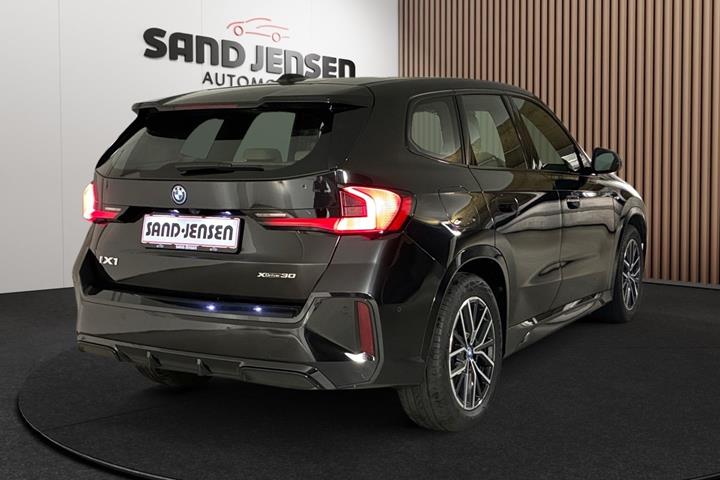 Sort BMW iX1 fra 2024
