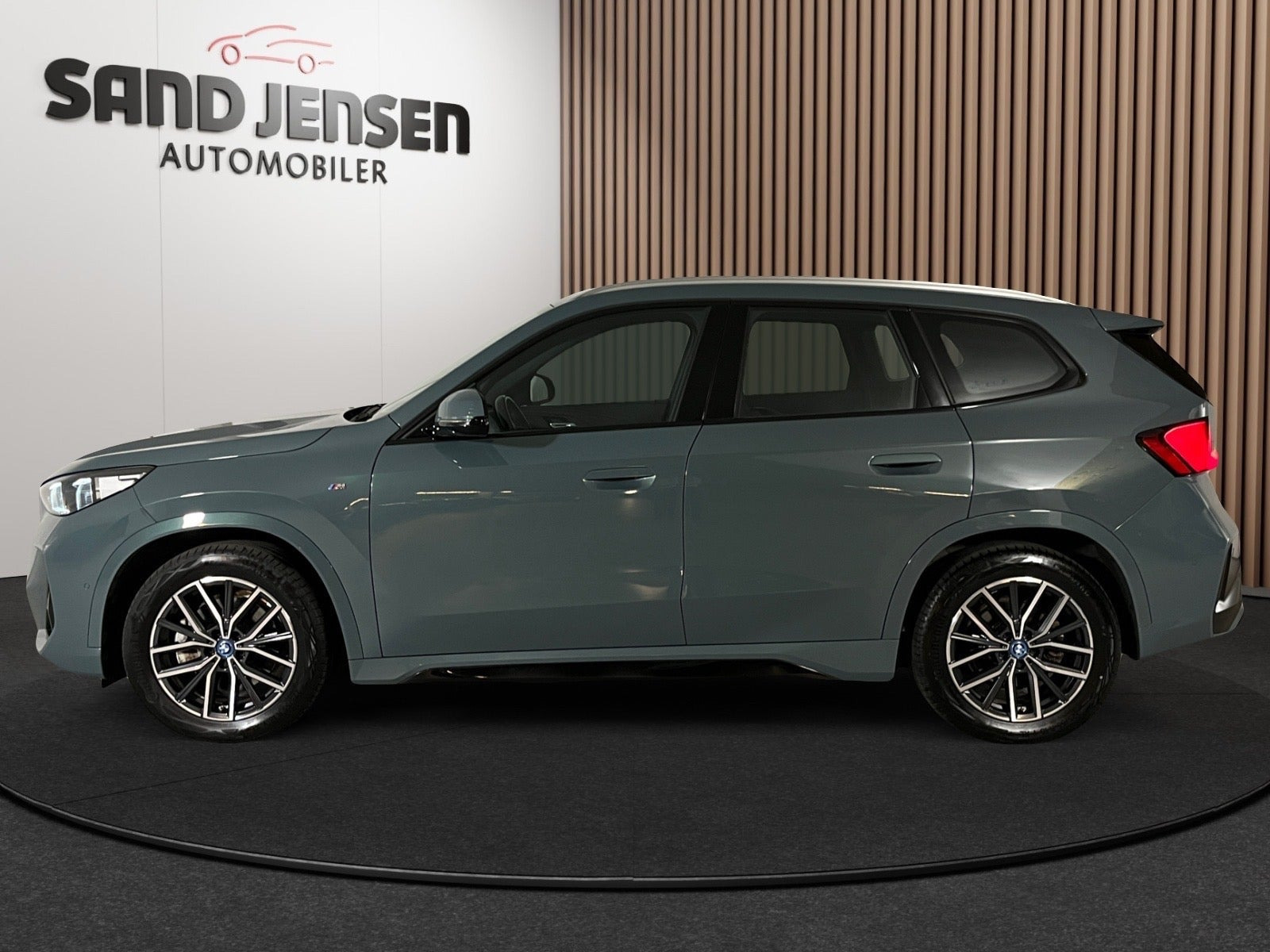 Grøn BMW iX1 fra 2023