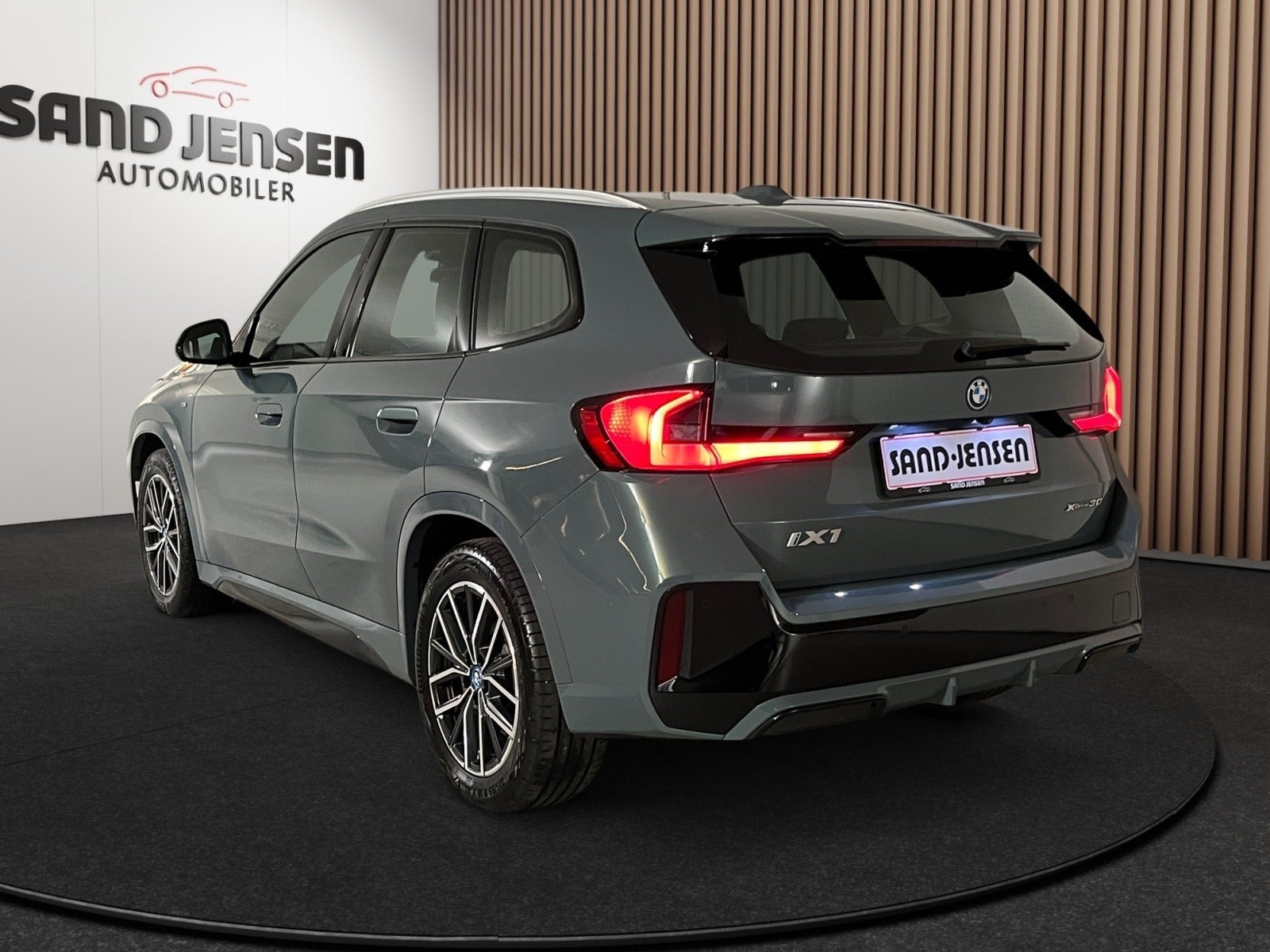 Grøn BMW iX1 fra 2023