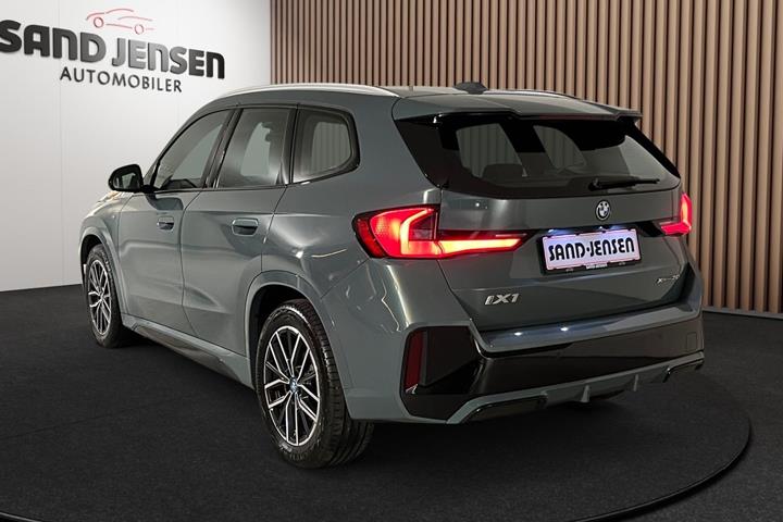 Grøn BMW iX1 fra 2023