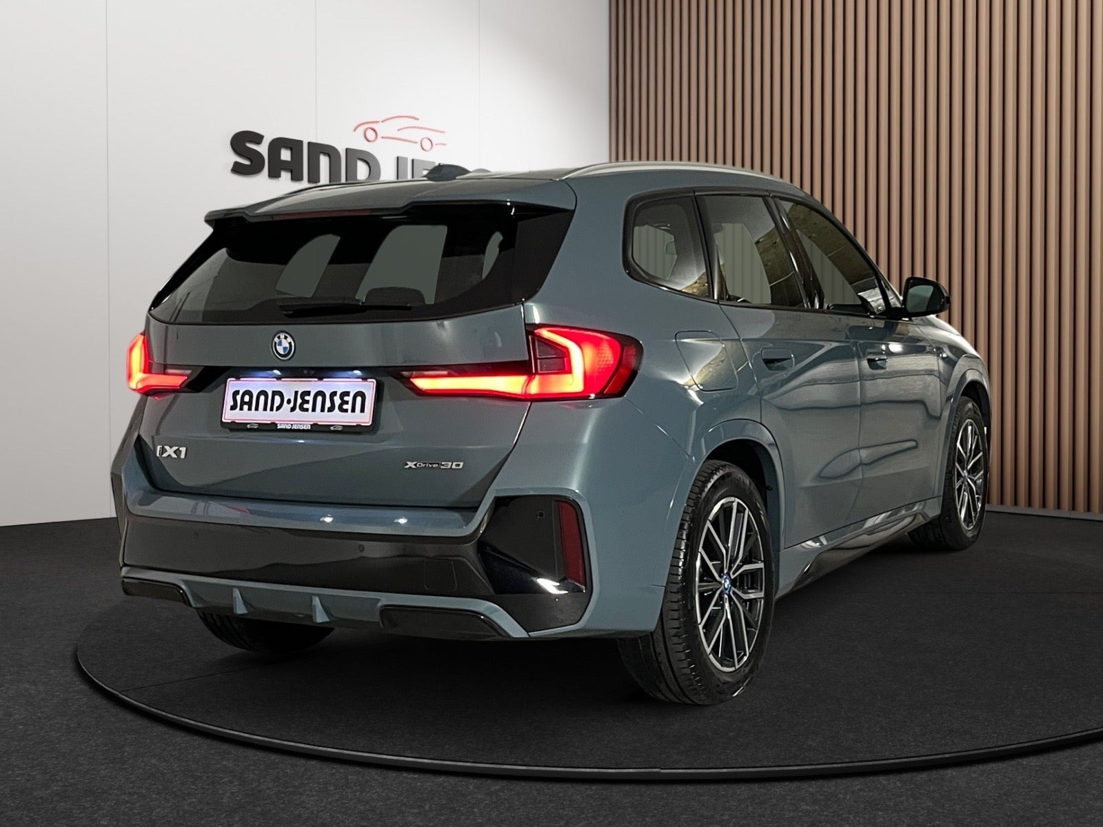Grøn BMW iX1 fra 2023
